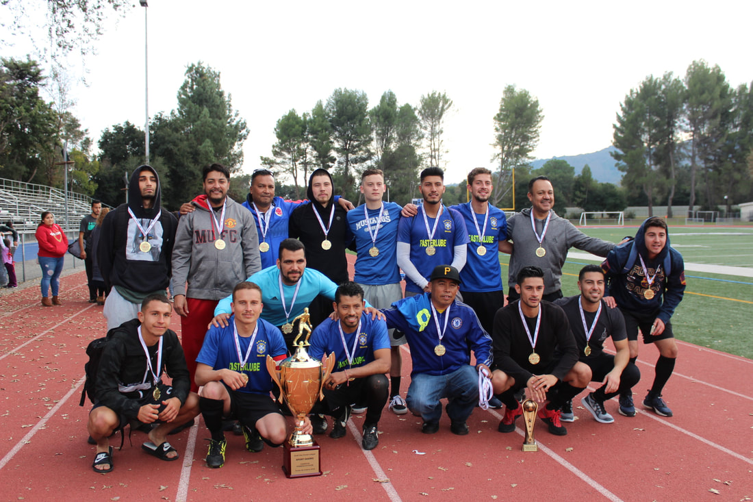 Equipo con treofeo South Bay Soccer League